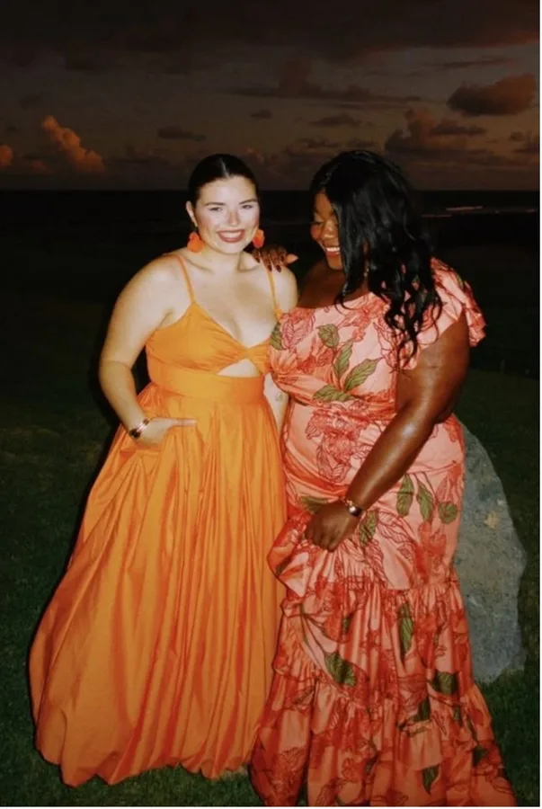 Convidada em vestido longo laranja em evento ao ar livre
