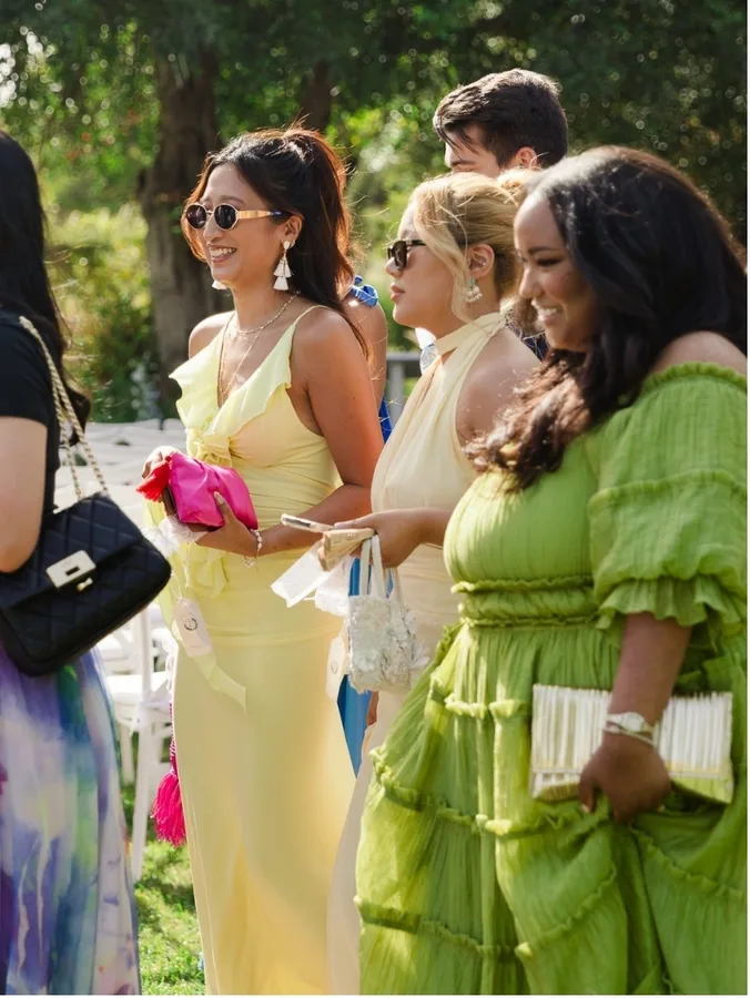 Convidadas em vestidos longos amarelo e verde-limão