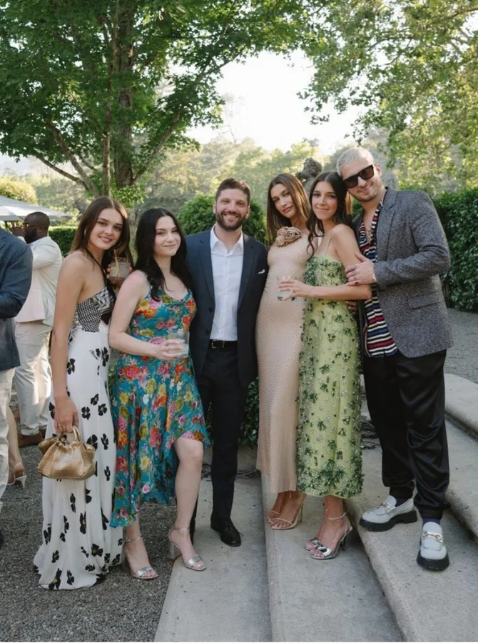 Grupo de convidados em looks variados, sociais e descontraídos