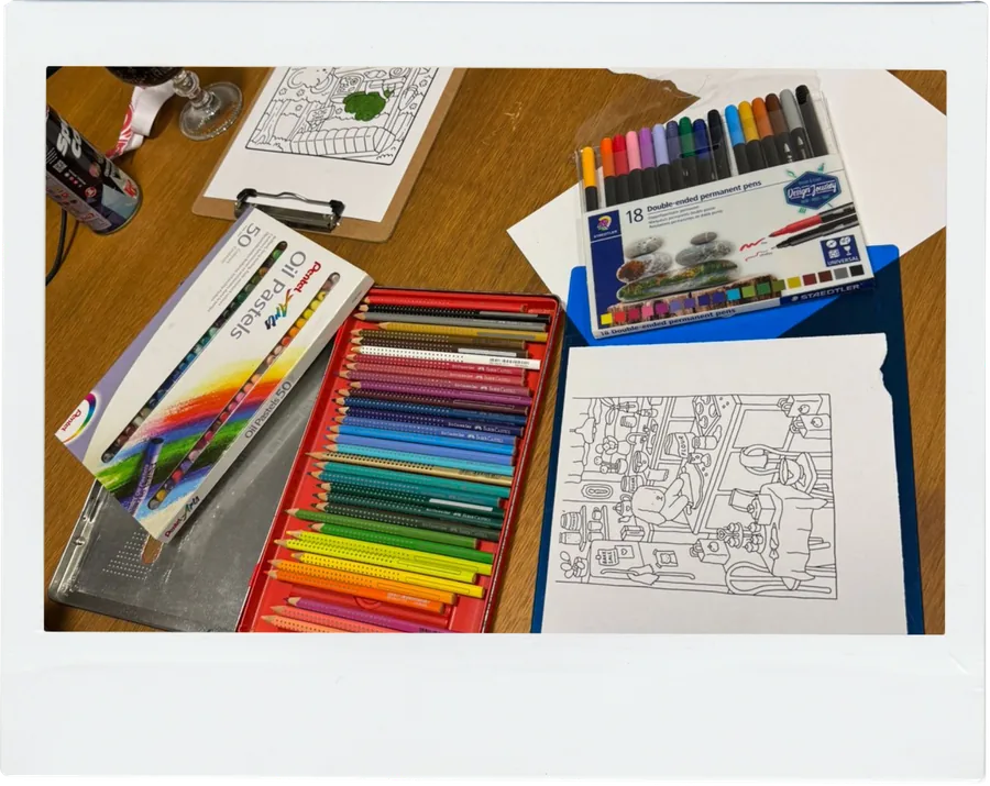 Materiais de pintura e desenho espalhados sobre a mesa