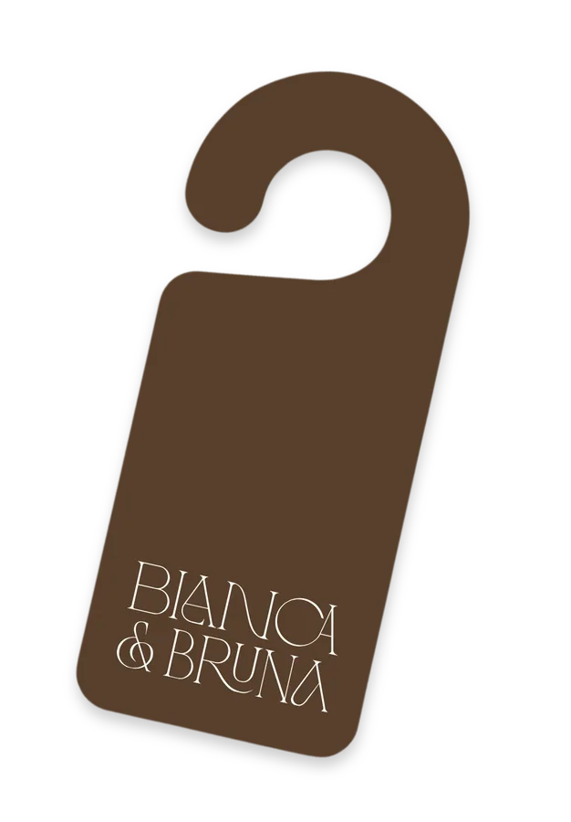 Plaquinha de porta com o monograma Bianca & Bruna