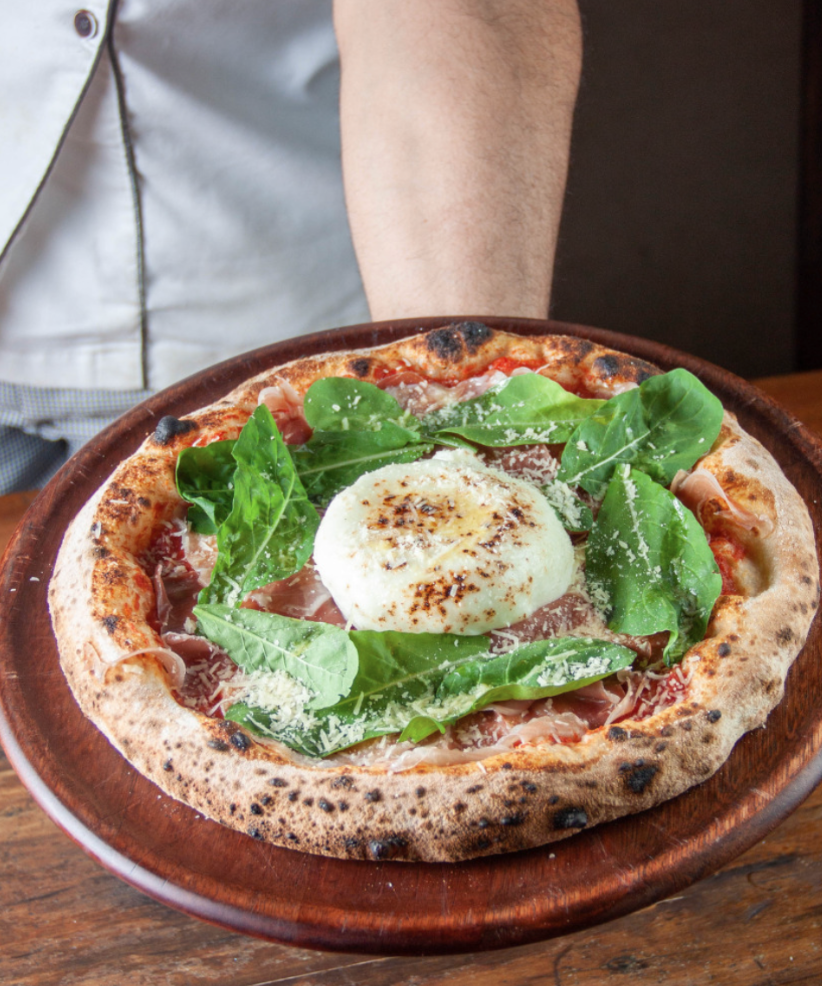 Pizza servida na Pizzaria Olegário