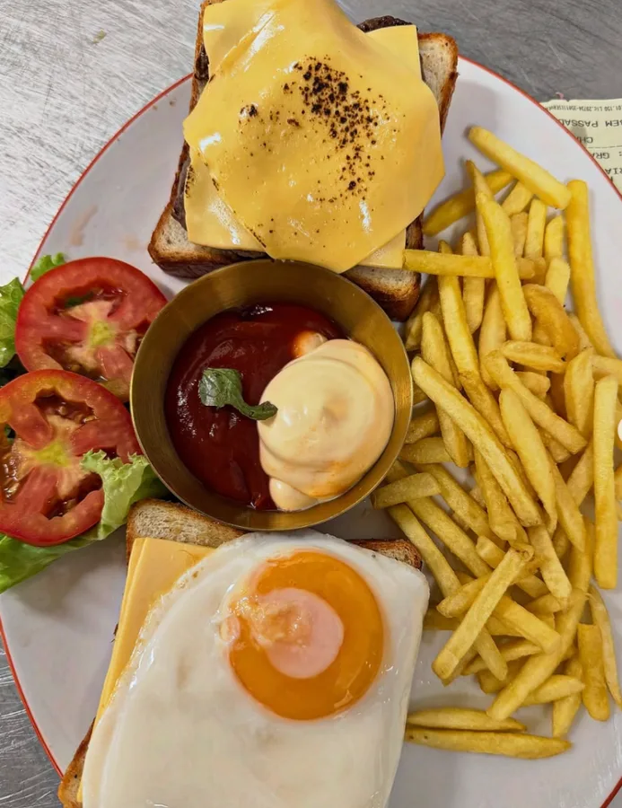 Sanduíche com ovo e batatas fritas servido no Carlyle's