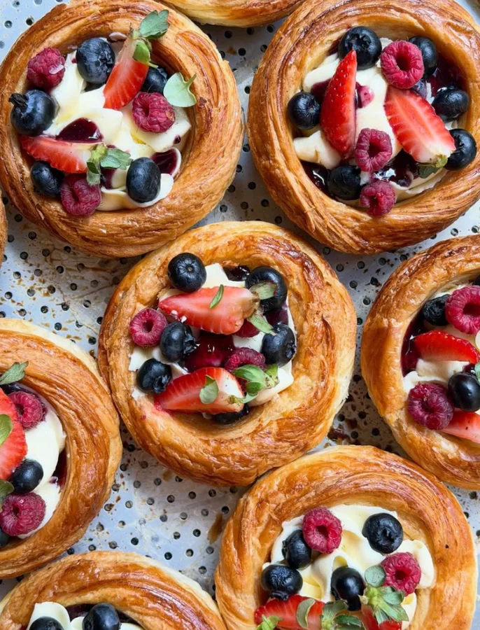 Cestinhas de massa folhada com frutas vermelhas do Fofo de Belas
